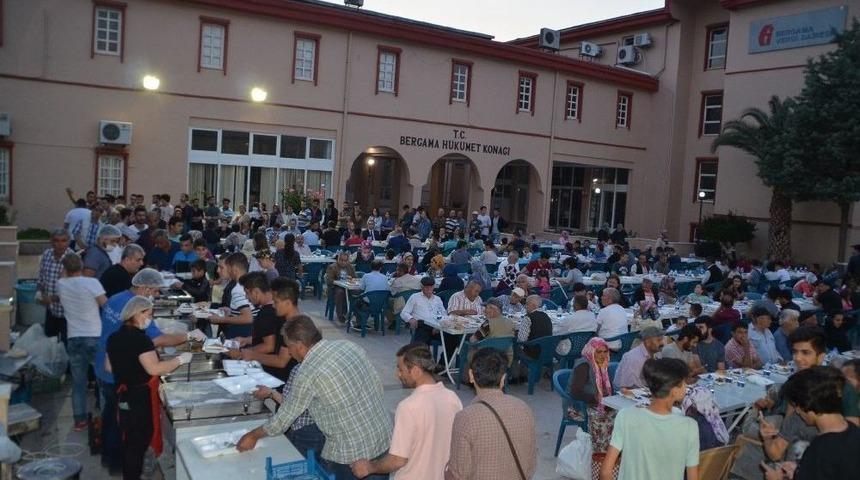 Bergama&rsquo;lı İş Adamından G&uuml;nde 300 Kişiye İftar