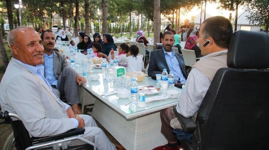 Sema &Ccedil;ift&ccedil;i Engelli Aileleri İle İftarda Buluştu