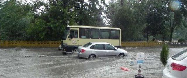 Lüleburgaz'da Sağanak, Cadde Ve Sokakları Göle Çevirdi