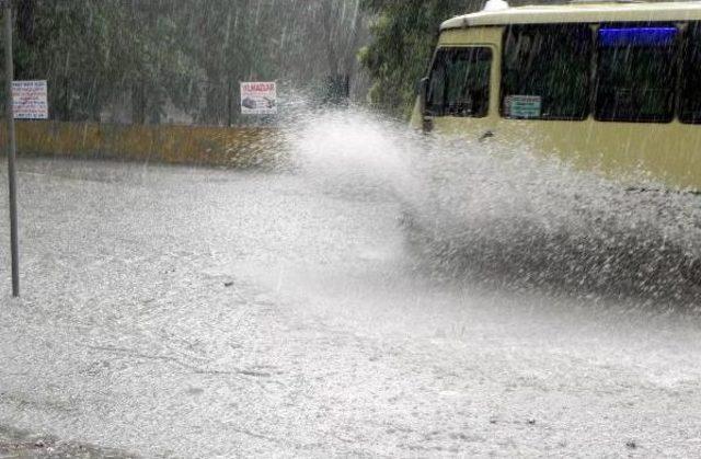 Lüleburgaz'da Sağanak, Cadde Ve Sokakları Göle Çevirdi