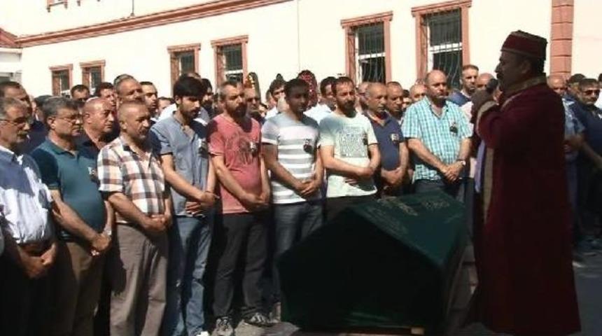 Şehir Eşkiyalarının &Ouml;ld&uuml;rd&uuml;ğ&uuml; Kişi Son Yolculuğuna Uğurlandı