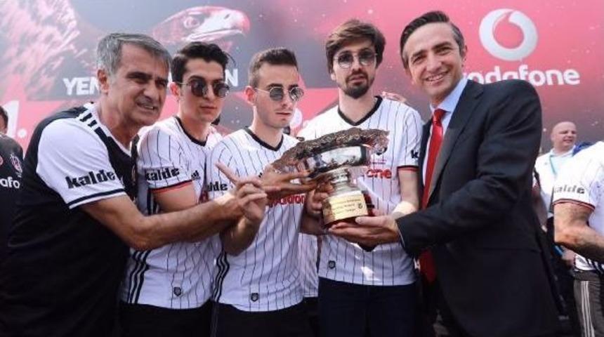 Vodafone Park'ın Terasında Şampiyonluk Kutlaması Yapıldı