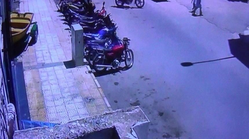 Motosiklet Hırsızları G&uuml;venlik Kameralarına Takıldı