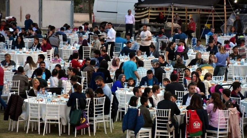 Aliağa Belediyesinin İftar Programına Yoğun İlgi