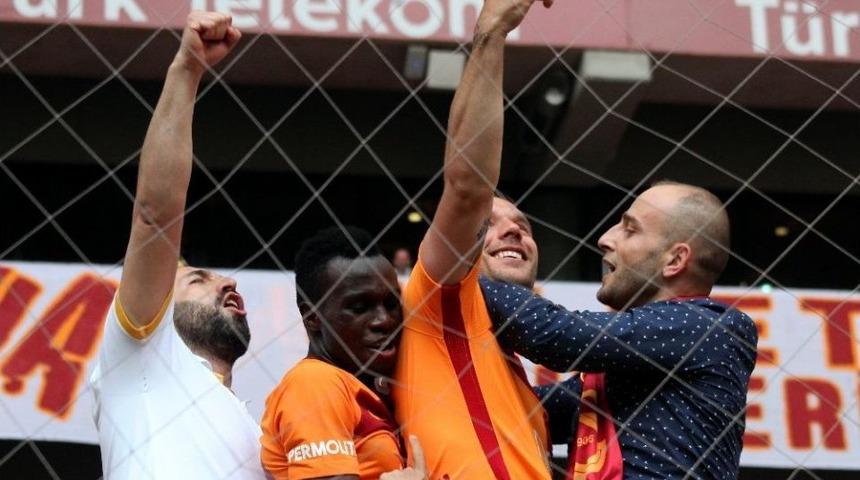 Podolski Ve Bruma Trib&uuml;ne Girdi