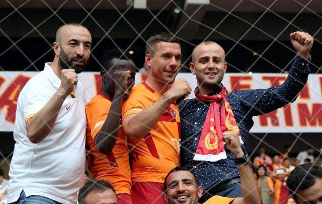 Podolski Ve Bruma Trib&uuml;ne Girdi 1