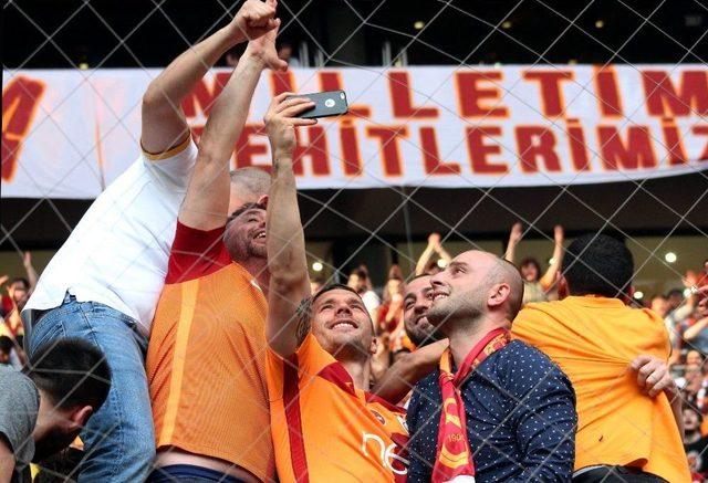 Podolski Ve Bruma Trib&uuml;ne Girdi 3