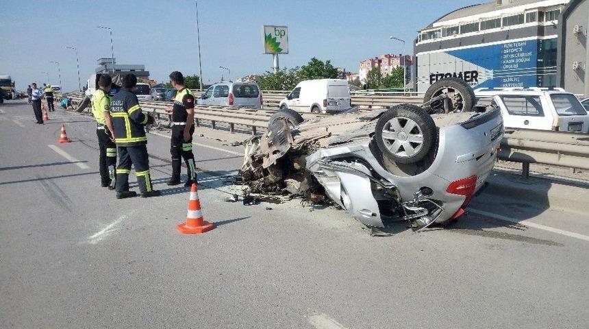 Freni Kilitlenen Kamyona Otomobil &Ccedil;arptı: 1 &Ouml;l&uuml;, 3 Yaralı