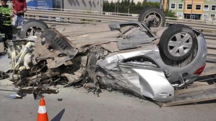 Otomobil Freni Kilitlenen Kamyona &Ccedil;arptı: 4 Yaralı