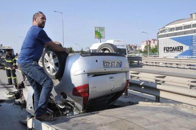 Otomobil Freni Kilitlenen Kamyona &Ccedil;arptı: 4 Yaralı 1