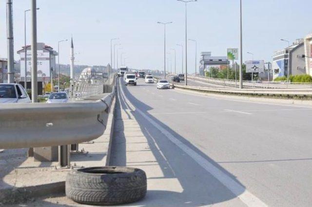 Otomobil Freni Kilitlenen Kamyona &Ccedil;arptı: 4 Yaralı 2