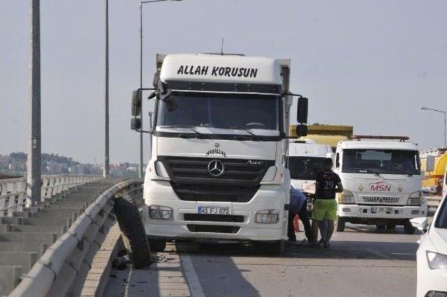 Otomobil Freni Kilitlenen Kamyona &Ccedil;arptı: 4 Yaralı 3
