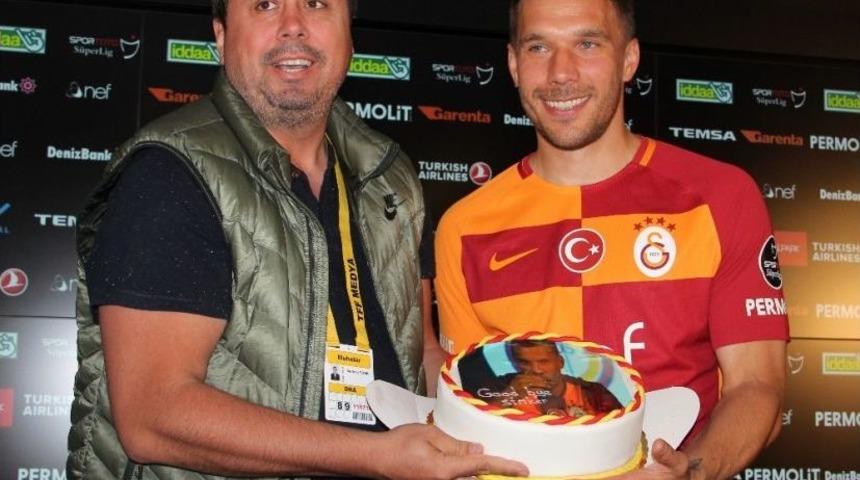 Podolski&rsquo;ye Basın Mensuplarından Pasta