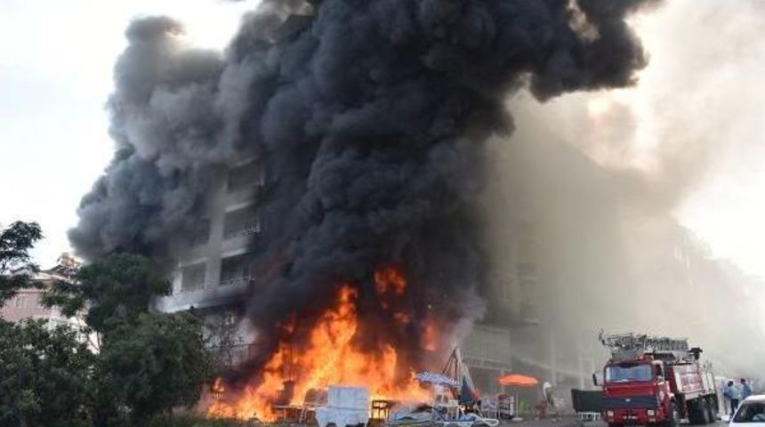 Mağazada &Ccedil;ıkan Yangın, 5 Katlı Binayı Sardı