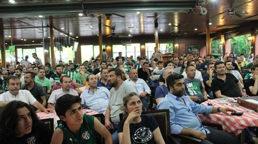 Bursasporlu Taraftarlarının Ligde Kalma Sevinci