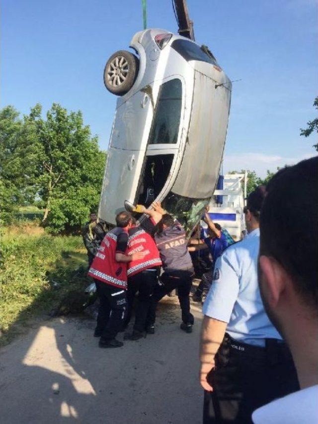 Otomobille Çarpışıp Dereye Uçan Araçtaki Hemşire Öldü, Eşi Yaralandı