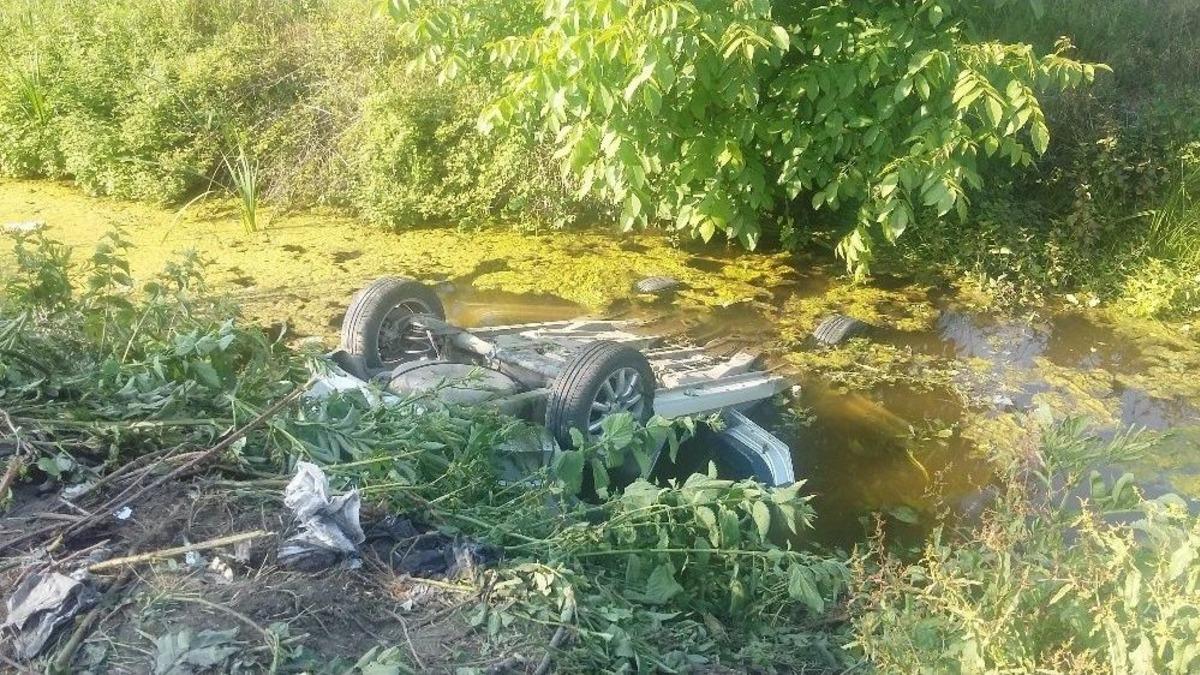 Otomobille &Ccedil;arpışan Ara&ccedil; Dereye U&ccedil;tu: 1 &Ouml;l&uuml;, 1 Yaralı