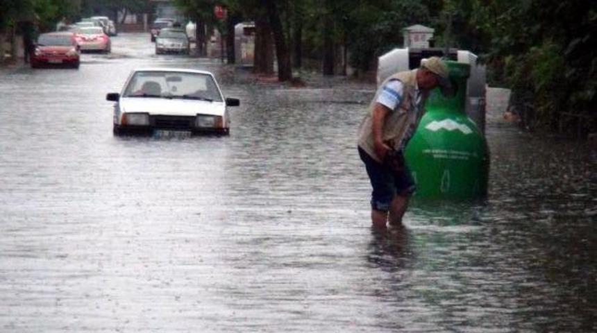 Edirne'de Sağanak Yağışta, Cadde Ve Sokaklar G&ouml;le D&ouml;nd&uuml;