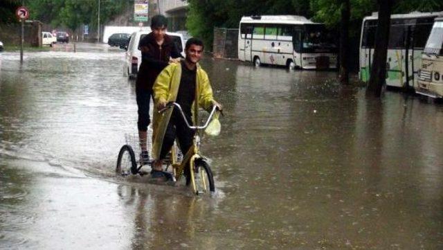 Edirne'de Sağanak Yağışta, Cadde Ve Sokaklar Göle Döndü