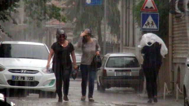 Edirne'de Sağanak Yağışta, Cadde Ve Sokaklar Göle Döndü