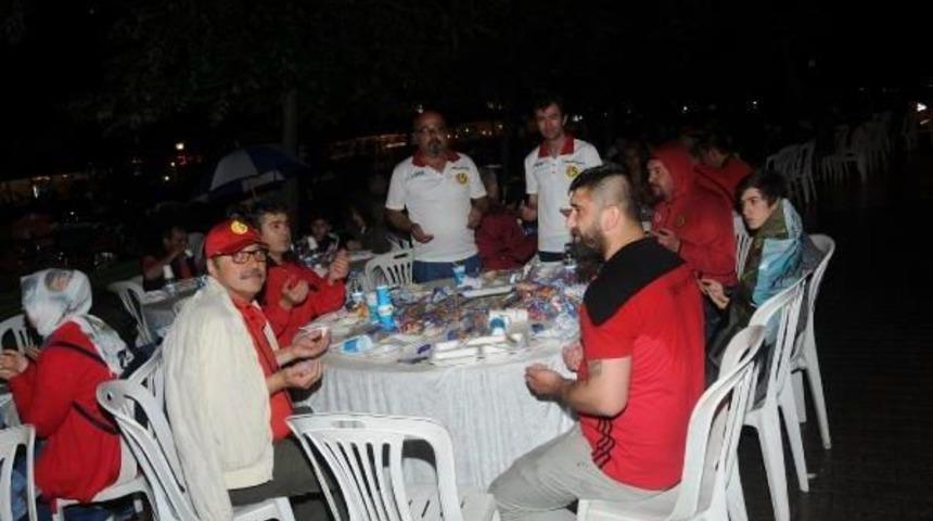 Eskişehirspor Taraftarları Yağmur Altında Iftar Yaptı