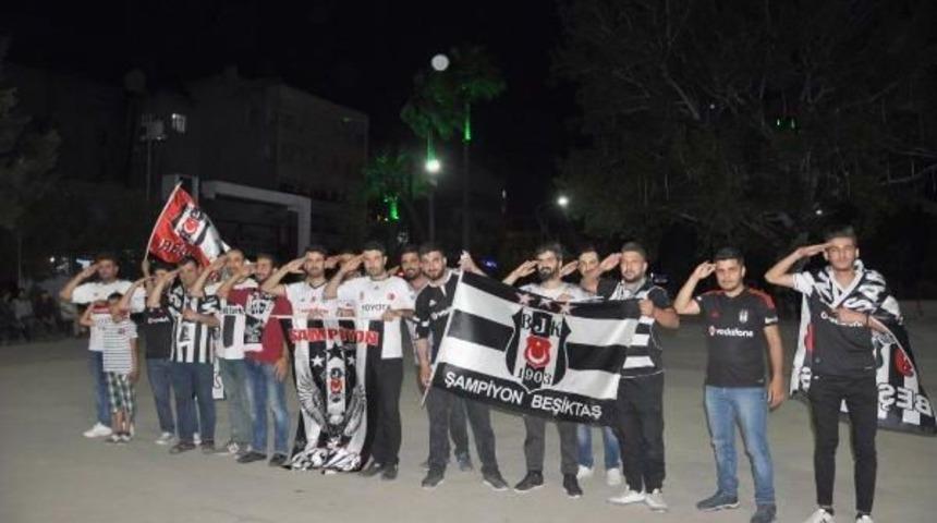 Beşiktaşlılardan Atat&uuml;rk Anıtı &Ouml;n&uuml;nde Asker Selamlı Kutlama