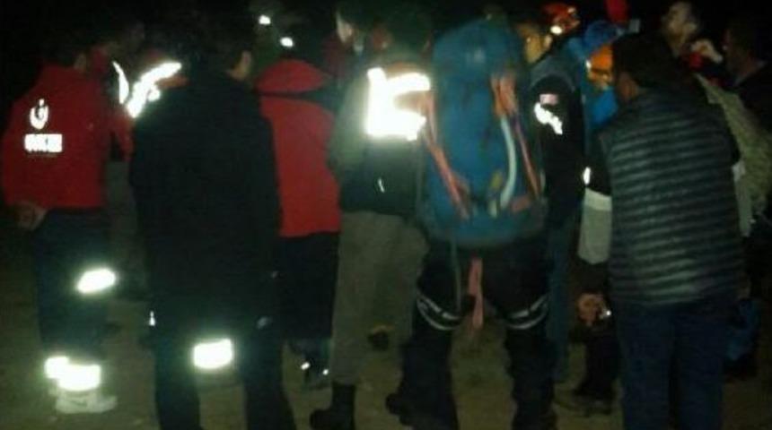 Tırmanırken D&uuml;ş&uuml;p Ipte Asılı Kalan Yaralı Dağcı I&ccedil;in Kurtarma &Ccedil;alışması Başlatıldı