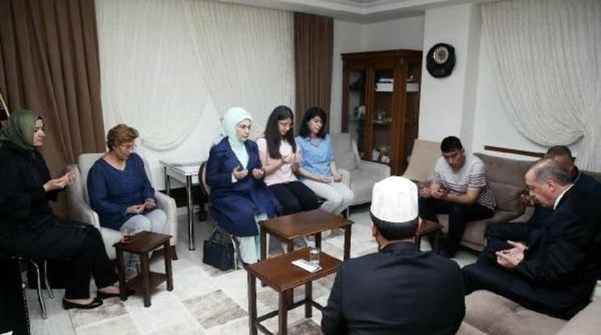 Cumhurbaşkanı Erdoğan Şehit Evinde Iftar Yaptı