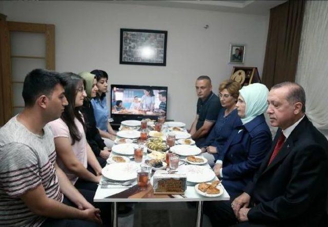 Cumhurbaşkanı Erdoğan Şehit Evinde Iftar Yaptı