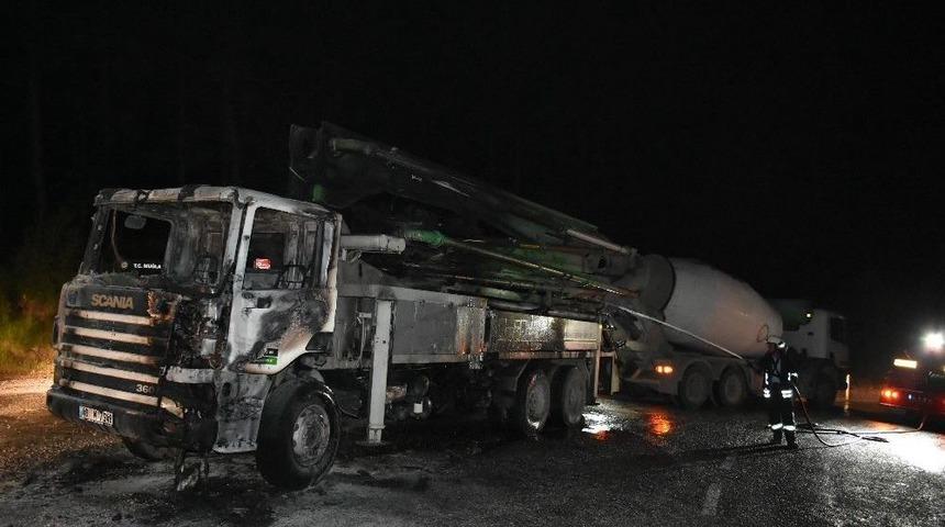 Cumhurbaşkanlığı Konutu İnşaatında &Ccedil;alışan Beton Pompası Kamyonu Yandı