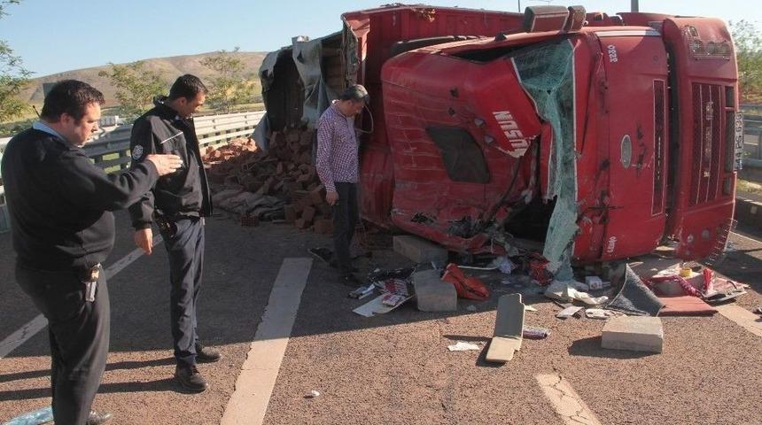 Elazığ&rsquo;da Tuğla Y&uuml;kl&uuml; Kamyon Devrildi