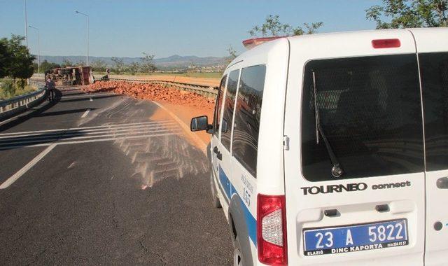 Elazığ&rsquo;da Tuğla Y&uuml;kl&uuml; Kamyon Devrildi 1