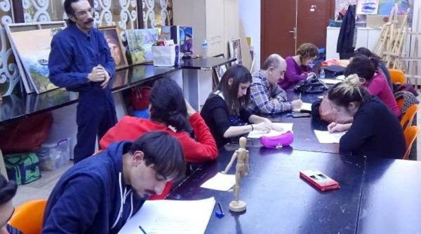 5 Aylık &Uuml;cretsiz Kursta &Ccedil;izdikleri Karikat&uuml;rleri Sergilediler