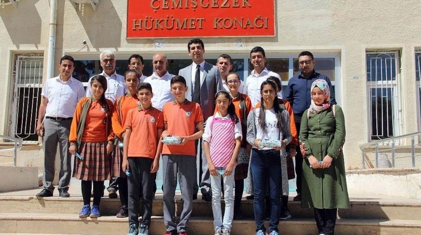 &Ccedil;emişgezek&rsquo;in Başarılı &Ouml;ğrencilerine Kaymakamdan &Ouml;d&uuml;l