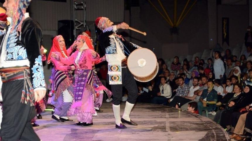 A&ccedil;ık Havadaki Halk Oyunları G&ouml;sterisi B&uuml;y&uuml;ledi