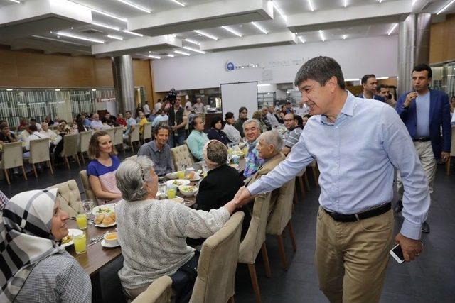 Başkan Türel Balbey Mahallesi Sakinleriyle İftarda Buluştu