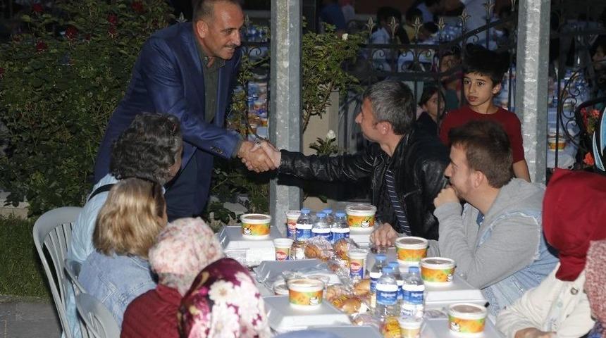 G&ouml;lbaşı&rsquo;nda Mahalle İftarları S&uuml;r&uuml;yor