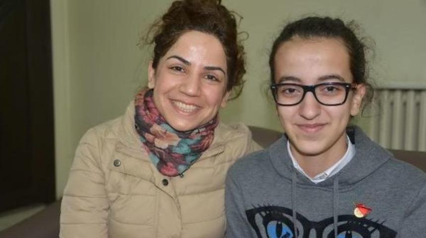 Diyarbakır'ın Gururu Esra, Galatasaray Lisesi'ni Istiyor