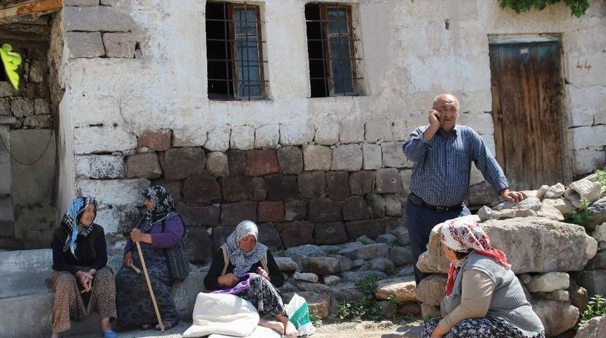 Bir G&uuml;nde 5 Kez Sallanan Mahallenin Sakinleri Şaşkın