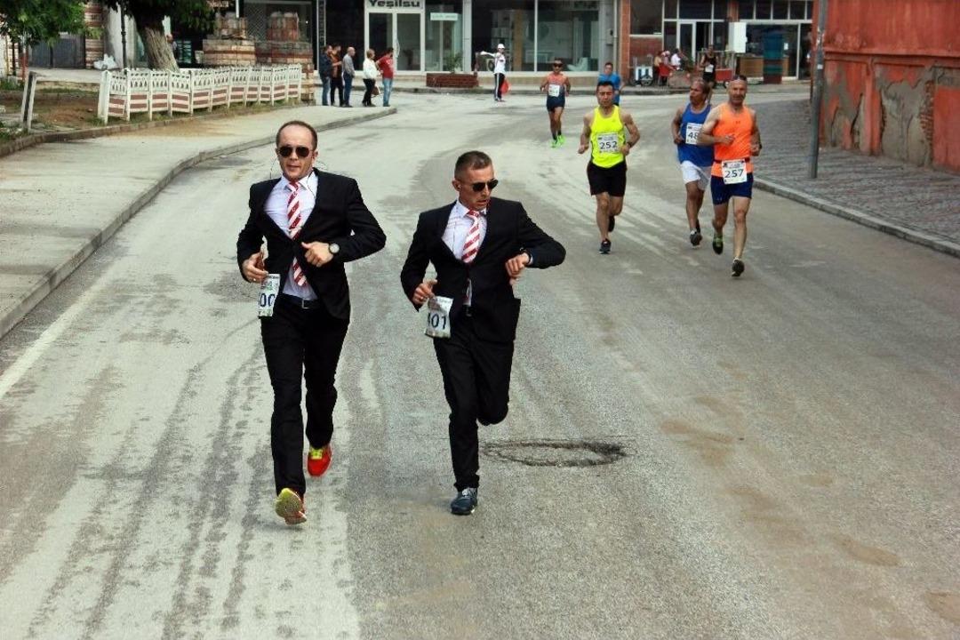 Sınırsız Dostluk İ&ccedil;in Koştular