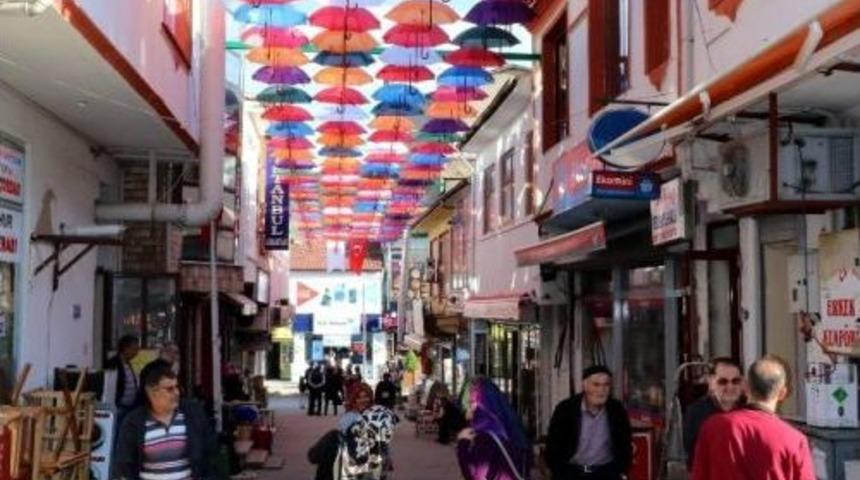 S&uuml;sler Sokak Şemsiye İle Kaplandı