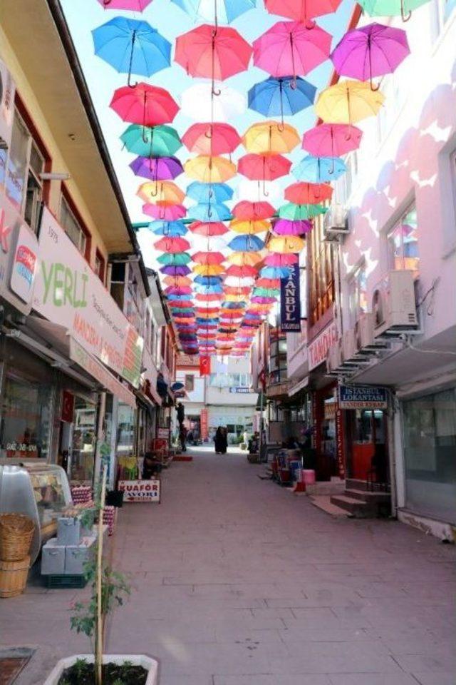 S&uuml;sler Sokak Şemsiye İle Kaplandı 1