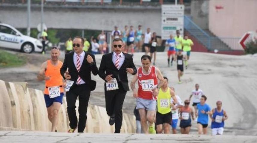 Dostluk Maratonunda Yunan Sınırını Vizesiz Ge&ccedil;tiler