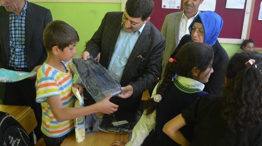 Ak Parti&rsquo;den İhtiya&ccedil; Sahibi &Ouml;ğrencilere Yardım