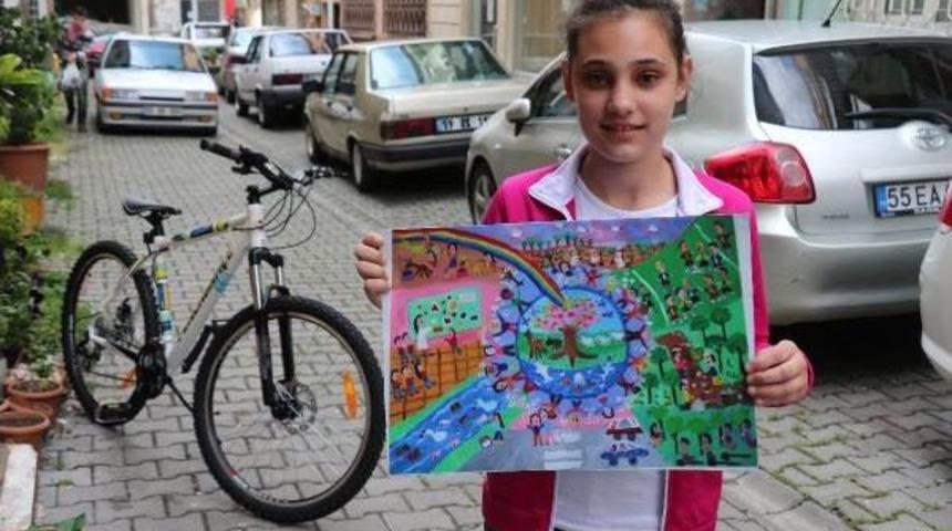 Resim Yarışmasında Birinci Olan Sudenur'a Bisiklet