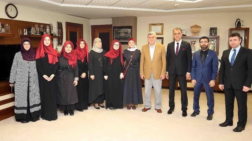 Başkan Karaosmanoğlu, Arap&ccedil;a M&uuml;nazara Şampiyonlarını Ağırladı