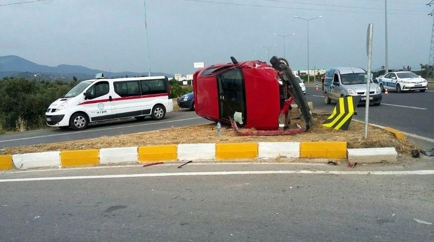 Edremit&rsquo;te &Ccedil;arpışan Otomobil Orta Ref&uuml;je &Ccedil;ıkarak Yan D&ouml;nd&uuml;