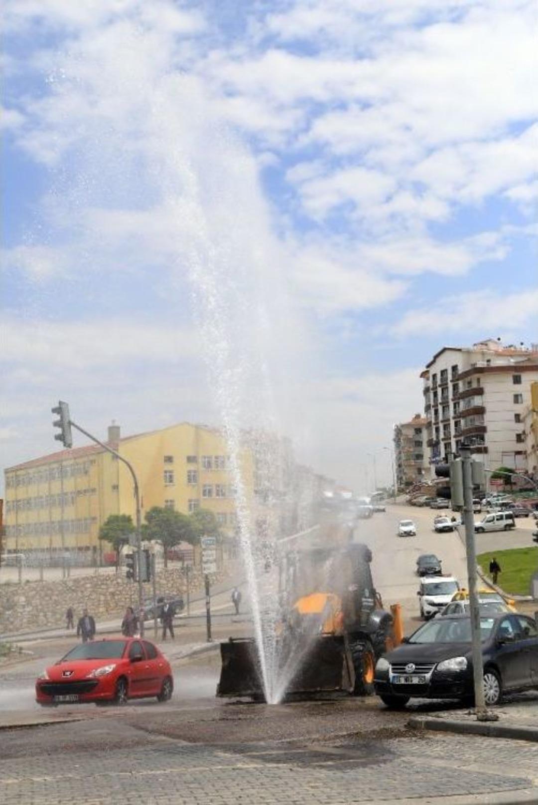 Başkent&rsquo;te Şebeke Borusu Patladı, Su Metrelerce Havaya Fışkırdı
