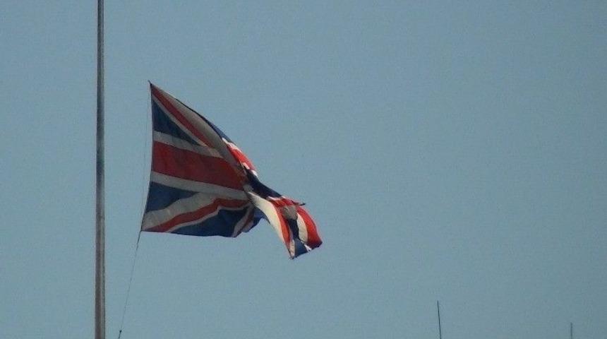İngiltere Başkonsolosluğunda Bayraklar Yarıya İndirildi