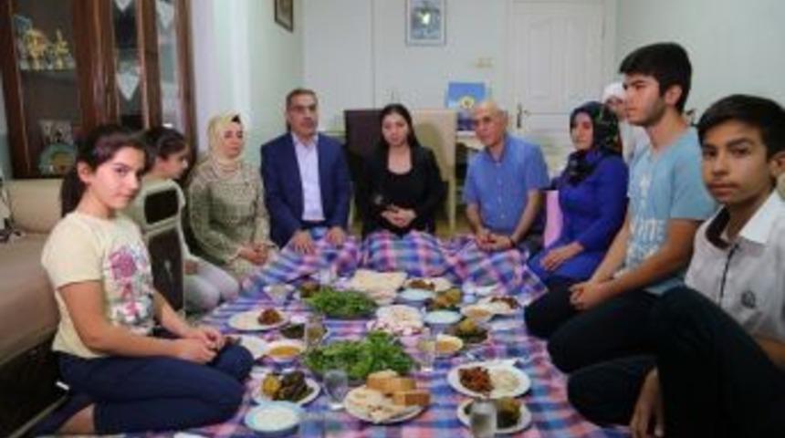 Başkan &Ccedil;elikcan Ve Eşi Şehit Ailesine Misafir Oldu